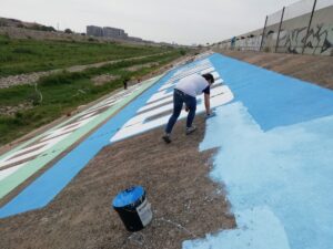 GRafiti en el nuevo cauce del Túria contra la ampliación del Puerto de València